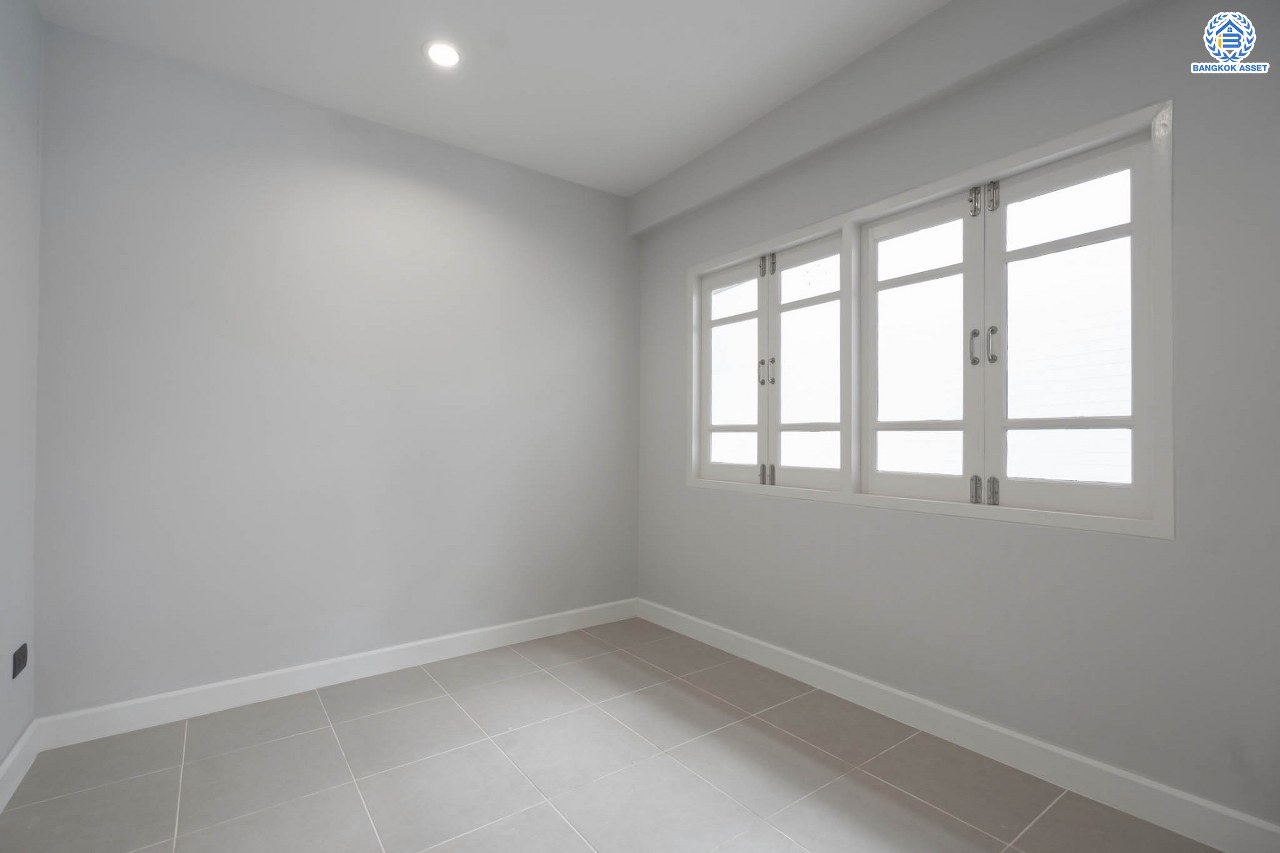 บ้านมือสองตกแต่งใหม่ ม.ศุภาลัย ออร์คิดปาร์ค1 บางแค ดีไซน์หรูหรา เนื้อที่ 117.7 ตร.ว. ฟังก์ชัน 4 ห้องนอน 4 ห้องน้ำ 1 ห้องแม่บ้าน จอดรถได้ 4 คัน บนทำเลเดินทางสะดวก เชื่อมต่อหลายเส้นทาง ใกล้เดอะมอลล์บางแค ทางด่วน "กาญจนาภิเษก" และรถไฟฟ้าสายสีน้ำเงิน "สถานีภาษีเจริญ"